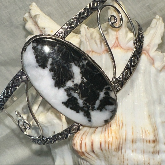 White buffalo Turquoise gemstone teardrop Handcrafted cuff - Picture 1 of 9
